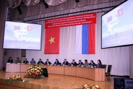 Phó Thủ tướng Trịnh Đình Dũng thăm và làm việc tại Tập đoàn Zarubezhneft. (Ảnh: Quang Vinh/Vietnam+)