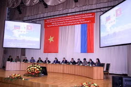 Phó Thủ tướng Trịnh Đình Dũng thăm và làm việc tại Tập đoàn Zarubezhneft. (Ảnh: Quang Vinh/Vietnam+)