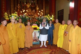 Thủ tướng Ấn Độ Narendra Modi đến thăm chùa Quán Sứ. (Ảnh: Doãn Tấn/TTXVN)