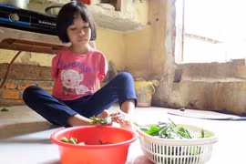 Ngoài giờ học, Y Julie giúp mẹ việc nhà. (Ảnh: Cao Nguyên/TTXVN) 