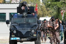 Cảnh sát tuần tra bên ngoài Đại sứ quán Israel tại Ankara, Thổ Nhĩ Kỳ. (Nguồn: AFP/TTXVN)