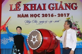 Chủ tịch Quốc hội Nguyễn Thị Kim Ngân đánh trống khai giảng năm học mới. (Ảnh: Trọng Đức/TTXVN)