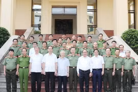 Các lãnh đạo Đảng, Nhà nước chụp ảnh chung với các đại biểu. (Ảnh: Trí Dũng/TTXVN)