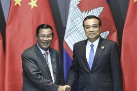 Thủ tướng Trung Quốc Lý Khắc Cường (phải) và người đồng cấp Campuchia Hun Sen. (Nguồn: Xinhua)