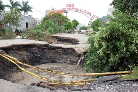 Hố "tử thần" xuất hiện trước cổng chợ trung tâm thương mại Bái Tử Long. (Ảnh: Nguyễn Hoàng/TTXVN)