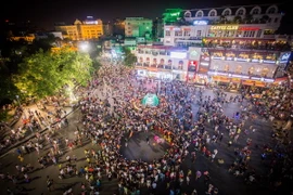 Biển người đi bộ đông nghịt trên quảng trường Đông Kinh Nghĩa Thục. (Ảnh: Trọng Đạt/TTXVN)
