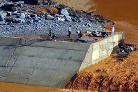 Nước dưới hạ lưu đập thủy điện Sông Bung 2 vẫn còn chảy xiết. (Ảnh: Nguyễn Sơn/TTXVN)