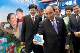 Thủ tướng Nguyễn Xuân Phúc tham quan một gian hàng của doanh nghiệp Việt Nam tại CAEXPO 2016.(Nguồn: baochinhphu.vn)