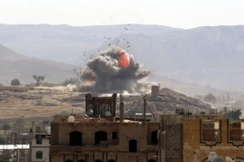 Khói bốc lên sau cuộc không kích tại khu vực do phiến quân kiểm soát ở Sanaa, Yemen. (Nguồn: EPA/TTXVN)