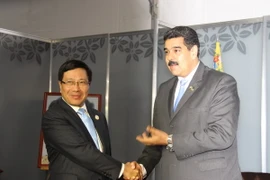 Phó Thủ tướng Phạm Bình Minh gặp Tổng thống Venezuela Nicolas Maduro. (Ảnh: Vũ Lê Hà/TTXVN)