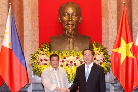 Chủ tịch nước Trần Đại Quang và Tổng thống Philippines Rodrigo Roa Duterte tại lễ đón. (Ảnh: Nhan Sáng/TTXVN)