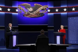 Bà Hillary Clinton (phải) và ông Donald Trump (trái) trong cuộc tranh luận trực tiếp đầu tiên tại hội trường Đại học Hofstra ở Hempstead, New York, Mỹ. (Nguồn: AFP/TTXVN)