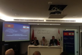 Đại sứ Đỗ Hoàng Long (giữa) giới thiệu về tiềm năng thương mại và đầu tư của Việt Nam. (Ảnh: Nguyễn Trường/Vietnam+)