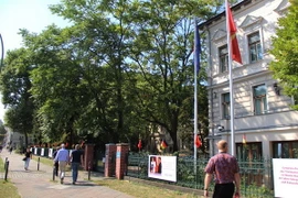 Những bức ảnh khổ lớn về quan hệ Việt-Đức được triển lãm trước trụ sở Đại sứ quán Việt Nam tại Berlin. (Ảnh: Mạnh Hùng/Vietnam+)