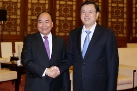 Thủ tướng Nguyễn Xuân Phúc hội kiến với Ủy viên Trưởng Ủy ban Thường vụ Đại hội đại biểu nhân dân toàn quốc Trung Quốc Trương Đức Giang. (Ảnh: Thống Nhất/TTXVN)
