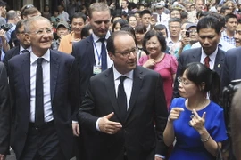 Tổng thống Cộng hoà Pháp Francois Hollande đi bộ tham quan phố cổ Hà Nội. (Ảnh: Phạm Kiên/TTXVN)