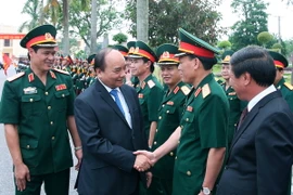 Cán bộ, chiến sỹ Bộ Tư lệnh Quân khu 3, Bộ Quốc Phòng đón Thủ tướng Nguyễn Xuân Phúc. (Ảnh: Thống Nhất/TTXVN)