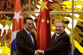 Chủ tịch Cuba Raul Castro (phải) và Thủ tướng Trung Quốc Lý Khắc Cường. (Nguồn: AFP/TTXVN)