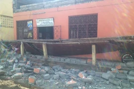 Một ngôi nhà bị phá hủy trong trận động đất. (Nguồn: THX/TTXVN)