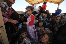 Người dân Iraq sơ tán tới trại tị nạn dành cho những người chạy khỏi các khu vực bị IS chiếm đóng ở phía nam Mosul. (Nguồn: AFP/TTXVN)