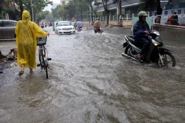Đường Quang Trung (Đà Nẵng) ngập chìm trong nước do mưa lớn kéo dài. (Ảnh: Trần Lê Lâm/TTXVN)