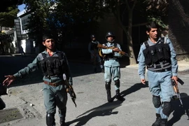Lực lượng an ninh Afghanistan làm nhiệm vụ tại hiện trường vụ tấn công. (Nguồn: AFP/TTXVN)