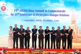 Thủ tướng Nguyễn Xuân Phúc và trưởng đoàn các nước chụp ảnh lưu niệm. (Ảnh: Thống Nhất/TTXVN)