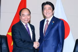 Thủ tướng Nguyễn Xuân Phúc gặp Thủ tướng Nhật Bản Shinzo Abe. (Ảnh: Thống Nhất/TTXVN)