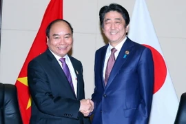 Thủ tướng Nguyễn Xuân Phúc gặp Thủ tướng Nhật Bản Shinzo Abe. (Ảnh: Thống Nhất/TTXVN)