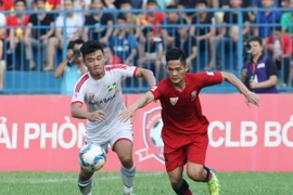 Pha tranh bóng giữa cầu thủ 2 đội. (Ảnh: Lâm Khánh/TTXVN)