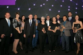 Nguyễn Thế Trung (thứ 3 từ phải sang) tại lễ trao giải. (Nguồn: UTS)