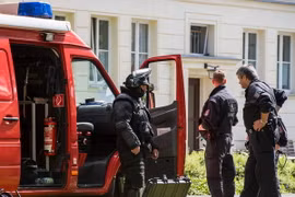 Lực lượng đặc nhiệm Đức tuần tra tại khu vực Eisenhuettenstadt. (Nguồn: AFP/TTXVN)