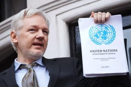 Ông Julian Assange phát biểu với báo giới tại Đại sứ quán Ecuador ở thủ đô London (Anh) ngày 5/2. (Nguồn: AFP/TTXVN)
