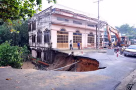 Đồng Nai: Mưa lớn gây sập cầu, một người bị nước cuốn trôi