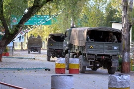 Binh sỹ Ấn Độ tuần tra xung quanh hiện trường vụ tấn công. (Nguồn: EPA/TTXVN)