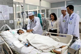 Bác sỹ thăm khám cho sản phụ Trần Thị Ánh Đào. (Ảnh: Trung Hiếu/TTXVN)