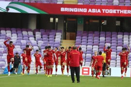 HLV Park Hang-seo luôn theo sát các bước tập luyện của học trò để đưa ra sự lựa chọn phù hợp nhất với mỗi trận đấu. (Ảnh: Hoàng Linh/TTXVN)