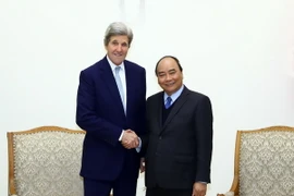 Thủ tướng Nguyễn Xuân Phúc tiếp cựu Ngoại trưởng Hoa Kỳ John Kerry. (Ảnh: Thống Nhất/TTXVN)