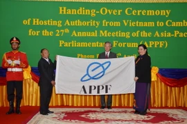 Phó Chủ tịch Thường trực Quốc hội Tòng Thị Phóng chuyển giao chức Chủ tịch APPF cho Quốc hội Campuchia. (Ảnh: TTXVN)
