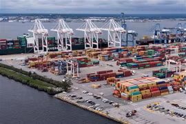 Bốc dỡ hàng tại cảng container ở Baltimore, Maryland (Mỹ). (Nguồn: AFP/TTXVN)