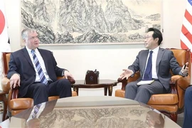 Trưởng đoàn đàm phán sáu bên về vấn đề hạt nhân Triều Tiên của Hàn Quốc Lee Do-hoon (phải) và đặc phái viên Mỹ phụ trách chính sách Triều Tiên Stephen Biegun (trái) tại cuộc gặp ở Seoul, Hàn Quốc ngày 29/10/2018. (Nguồn: YONHAP/TTXVN)