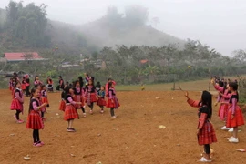 Trẻ em dân tộc Mông ở thị trấn Nông trường Mộc Châu, huyện Mộc Châu, tỉnh Sơn La, vui chơi trong ngày Tết. (Ảnh: Nguyễn Cường/TTXVN)