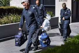 Cảnh sát Australia di chuyển các gói bưu kiện khả nghi. (Nguồn: AFP)