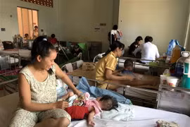 Bệnh nhi mắc bệnh sởi đang điều trị tại Bệnh viện Nhi đồng 2 Thành phố Hồ Chí Minh. (Ảnh: Đinh Hằng/TTXVN)