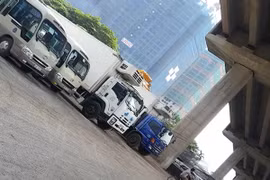 Bãi đỗ xe dưới gầm cầu Thăng Long. (Nguồn: laodong.vn)