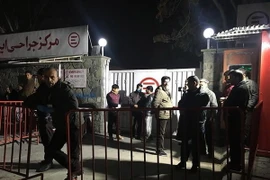 Nhân viên y tế làm nhiệm vụ tại bệnh viện ở Kabul sau vụ đánh bom xe. (Nguồn: AFP/TTXVN)