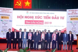 Thủ tướng Nguyễn Xuân Phúc, các đại biểu và các doanh nghiệp ký kết hợp tác đầu tư vào tỉnh Đắk Nông chụp ảnh chung. (Ảnh: Thống Nhất/TTXVN)