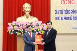 Thừa ủy quyền của Thủ tướng Chính phủ, ông Nguyễn Đức Long, Phó Bí thư Tỉnh ủy, Chủ tịch Ủy ban Nhân dân tỉnh, trao Quyết định của Thủ tướng Chính phủ cho ông Bùi Văn Khắng. (Nguồn: quangninh.gov.vn)