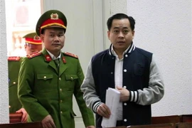 Bị cáo Phan Văn Anh Vũ được dẫn giải vào phòng xét xử. (Ảnh: Văn Điệp/TTXVN)