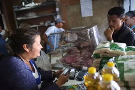 Thanh toán bằng thẻ tín dụng tại một cửa hàng ở Caracas. (Nguồn: Reuters)